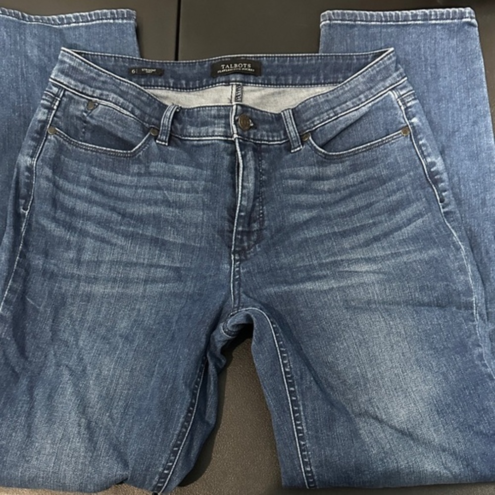 609.  Talbots women’s flawless five pocket Blue curvy Straight Leg Jeans size 6